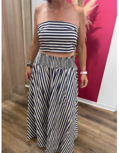 Ensemble rayé top bandeau et jupe longue cintrée.