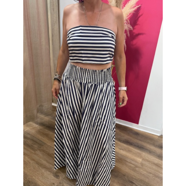 Ensemble rayé top bandeau et jupe longue cintrée.