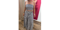 Ensemble rayé top bandeau et jupe longue cintrée.