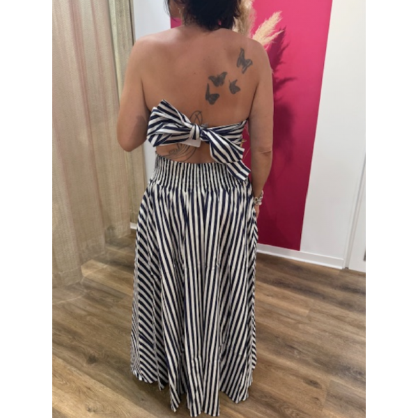 Ensemble rayé top bandeau et jupe longue cintrée.